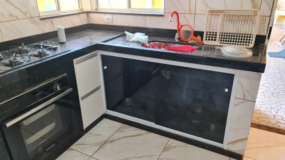 Bancada, pia e fogão da cozinha
