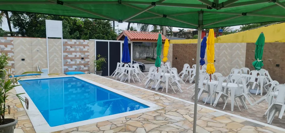 Piscina e pátio durante o dia