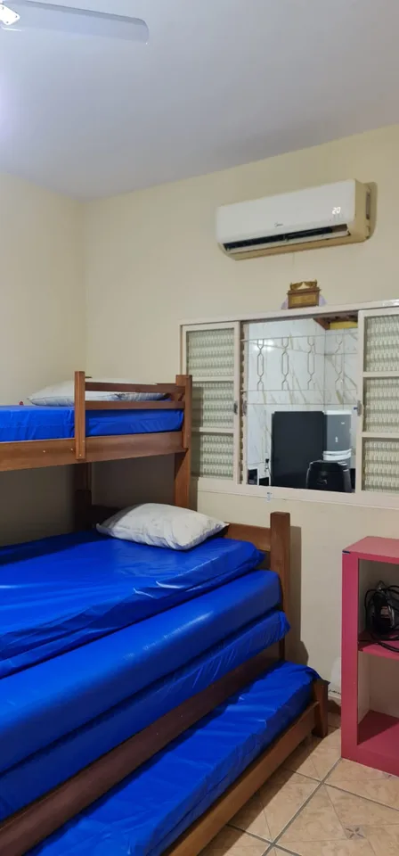 Quarto com beliches e ar-condicionado
