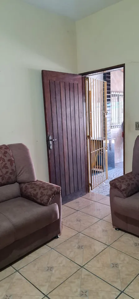 Sala de estar com sofás e acesso à área externa